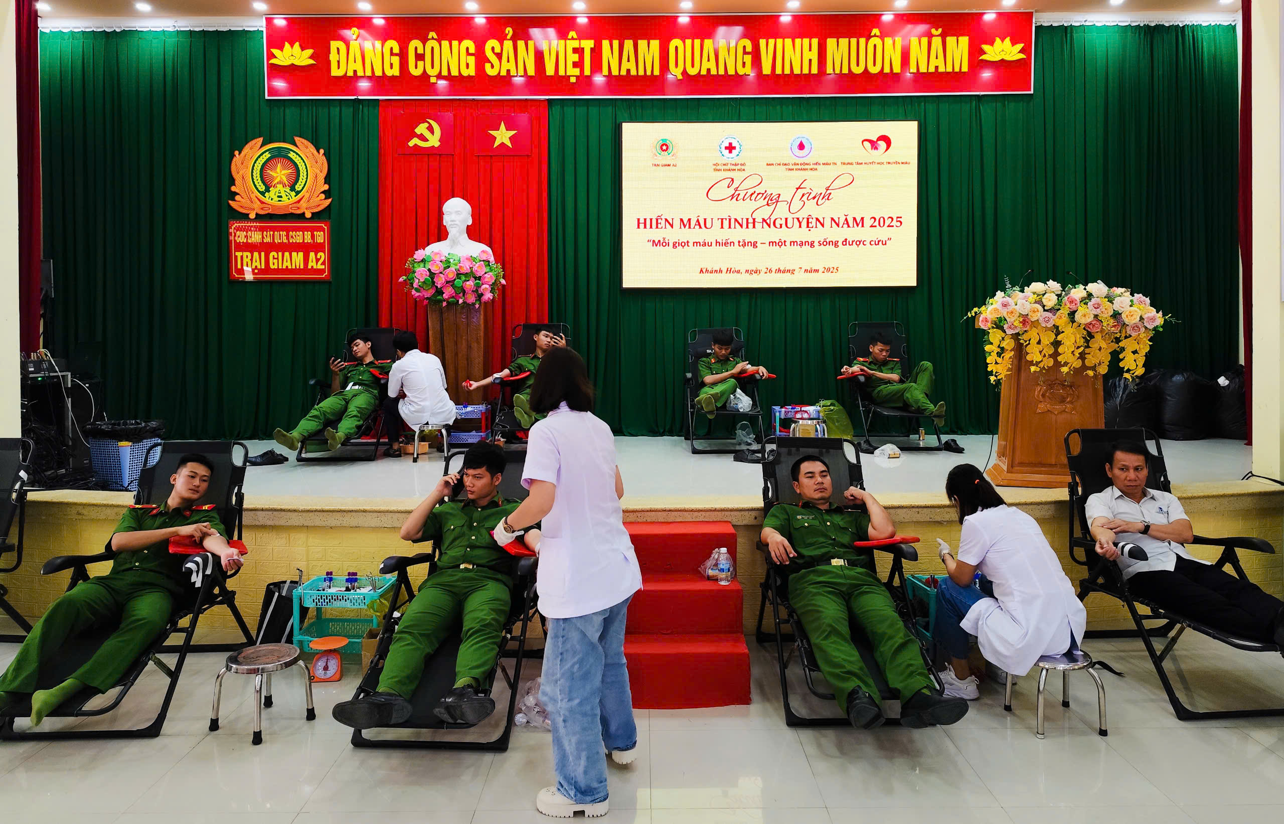 Tổ chức tiếp nhận hiến máu tình nguyện tại Trại giam A2 và Bệnh viện Đa khoa Ninh Thuận, góp phần giải quyết tình trạng khan hiếm máu hiện nay